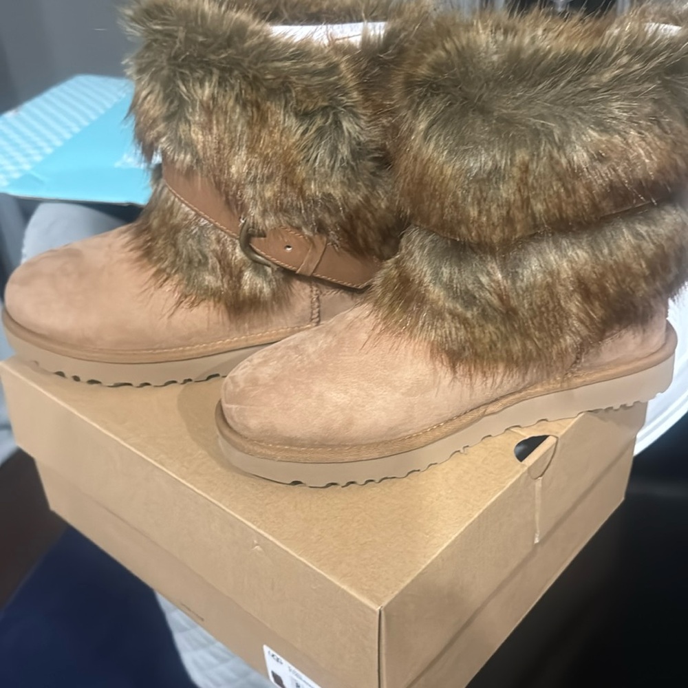 NWT Brand New UGG classic buckle mini (includes box)